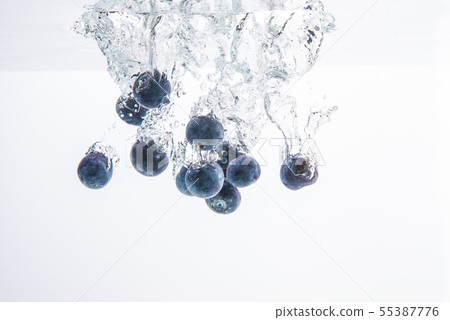 Blueberries sinking underwater with air bubbles 55387776