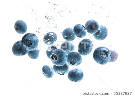 Blueberries sinking underwater with air bubbles Blueberries sinking underwater with air bubbles 55387927