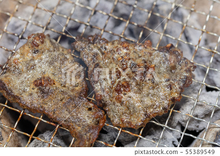 Charcoal-grilled salt whales (charcoal grilled, grilled grilled, seven rings, barbecue, BBQ, bbq, grilled meat, camping, whales 55389549