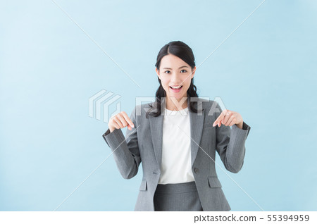 用雙手擺姿勢的女商人 用雙手擺姿勢的女商人 55394959