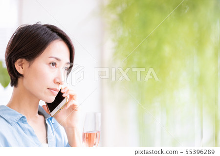 Woman casual smartphone phone 55396289