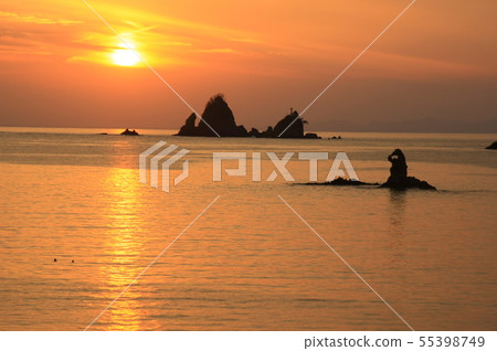 A strange rock that stains the sunset A strange rock that stains the sunset 55398749