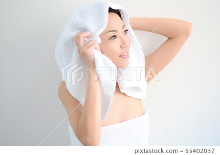 Bathing woman, towel, dry Bathing woman, towel, dry 55402037