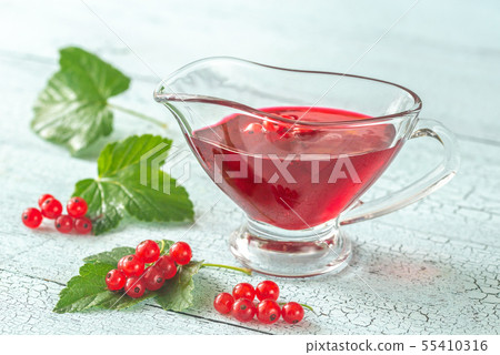 Glass boat of red currant jam 55410316