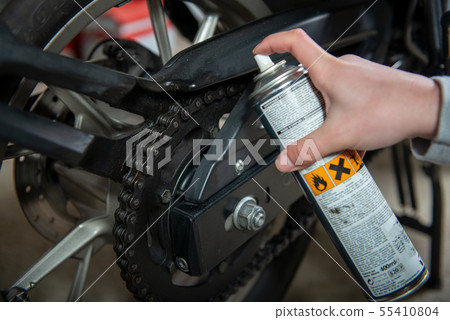 Lubricating motorcycle chain with chain spray 55410804