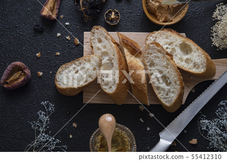 Cut bread, peanut butter and honey Cut bread, peanut butter and honey 55412310