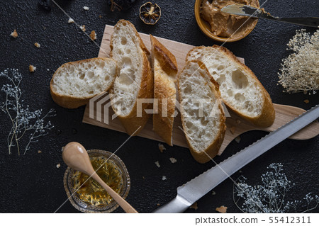 Cut bread, peanut butter and honey Cut bread, peanut butter and honey 55412311