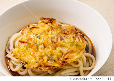 Stir-fried vegetables with tempura topping bukkake udon (chilled). Stir-fried vegetables with tempura topping bukkake udon (chilled). 55412411