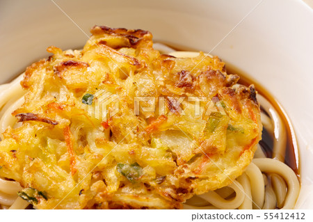 Stir-fried vegetables with tempura topping bukkake udon (chilled). 55412412