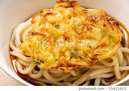 Stir-fried vegetables with tempura topping bukkake udon (chilled). 55412413