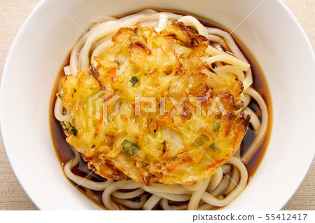 天婦羅打頂bukkake烏冬面(冷藏)炒蔬菜。 天婦羅打頂bukkake烏冬面(冷藏)炒蔬菜。 55412417