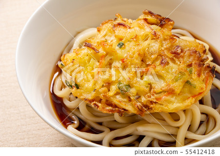 天婦羅打頂bukkake烏冬面(冷藏)炒蔬菜。 天婦羅打頂bukkake烏冬面(冷藏)炒蔬菜。 55412418