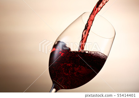 Pour red wine 55414401