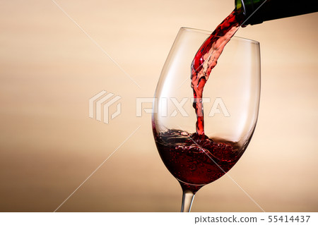 Pour red wine Pour red wine 55414437