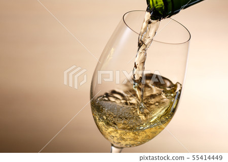 Pour white wine 55414449