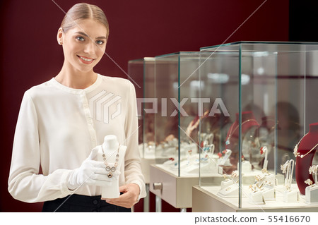 Attractive female seller showing gold designer necklace 55416670