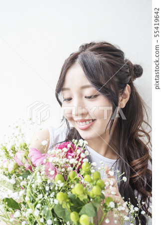 Bouquet and woman beauty image botanical image material Bouquet and woman beauty image botanical image material 55419642