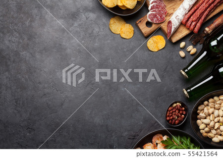 Draft beer and snacks 55421564