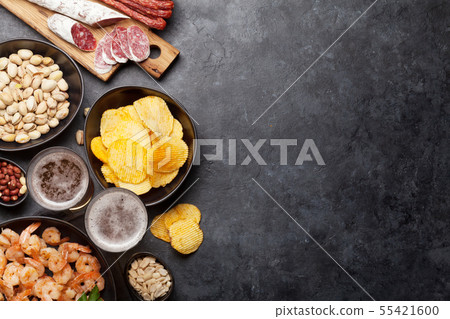 Draft beer and snacks 55421600