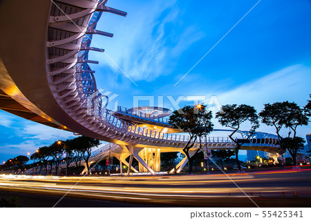 高雄輕軌、新光碼頭、凱旋橋、85大樓Asia Taiwan Kaohsiung City traff 高雄輕軌、新光碼頭、凱旋橋、85大樓Asia Taiwan Kaohsiung City traff 55425341