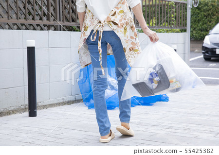 傾倒垃圾的女人 傾倒垃圾的女人 55425382