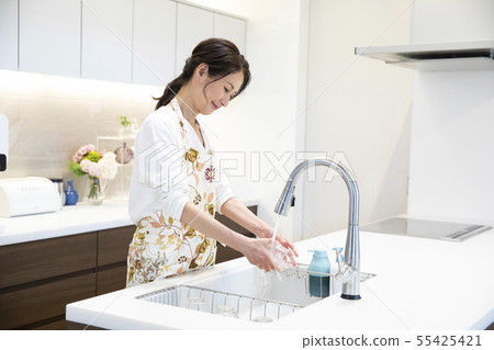 Housewife Dish Sink Kitchen 55425421