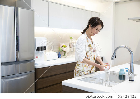Housewife Dish Sink Kitchen 55425422