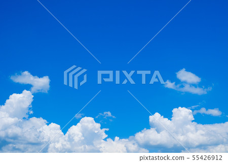 [Photo material] blue sky sky cloud midsummer sky background material July copy space 55426912