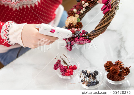 做聖誕節花圈的婦女 做聖誕節花圈的婦女 55428275