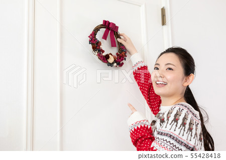 做聖誕節花圈的婦女 做聖誕節花圈的婦女 55428418