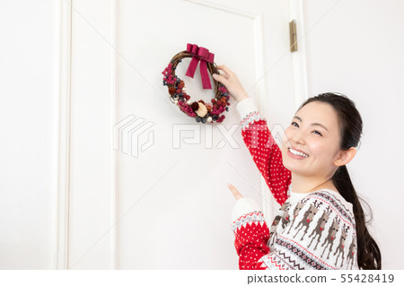 做聖誕節花圈的婦女 55428419