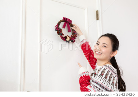 做聖誕節花圈的婦女 做聖誕節花圈的婦女 55428420