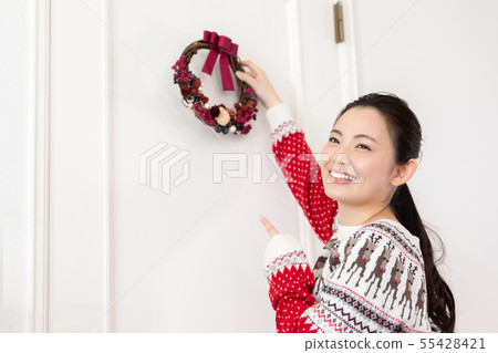 做聖誕節花圈的婦女 55428421