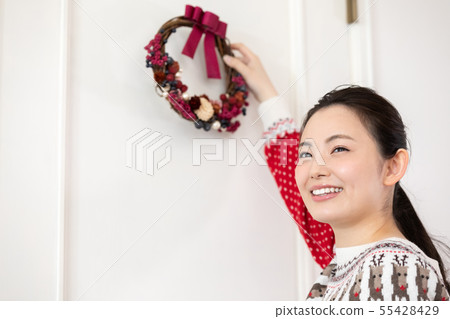做聖誕節花圈的婦女 55428429