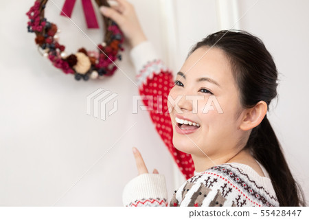 Woman making a Christmas wreath 55428447