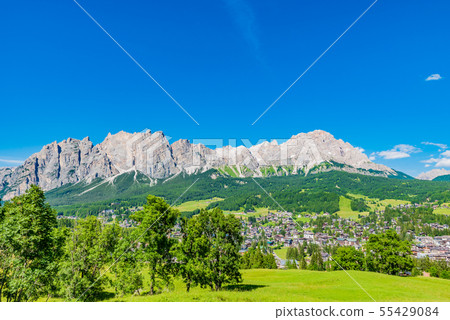 從Cortina d'Ampezzo意大利世界遺產Dolomiti看的Poma Gagnon小組 55429084