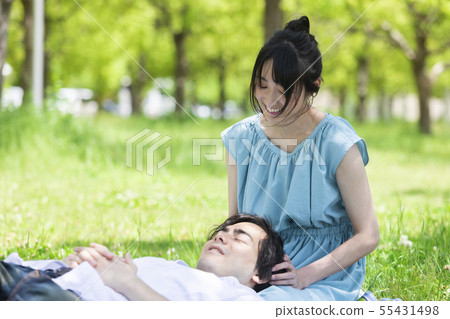 A couple doing a knee pillow 55431498