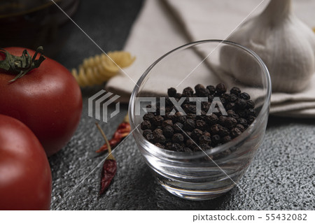 黑胡椒和紅辣椒和蔬菜 黑胡椒和紅辣椒和蔬菜 55432082