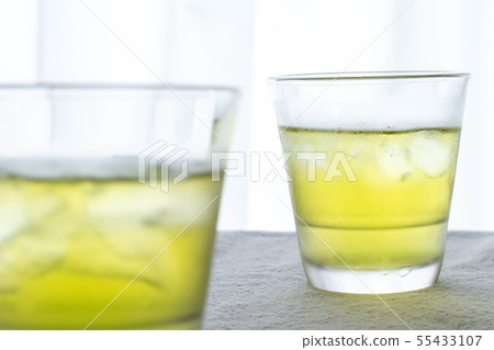 Cold green tea in a glass 55433107