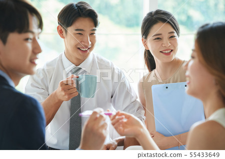 男性和女性的業務團隊 男性和女性的業務團隊 55433649