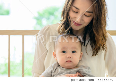 父母和孩子們在嬰兒圈玩 55436279