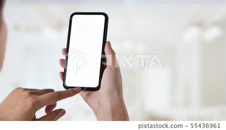 Young man with blank screen smartphone 55436961