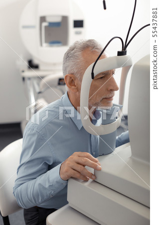 Bearded mature businessman visiting ophthalmologist 55437881