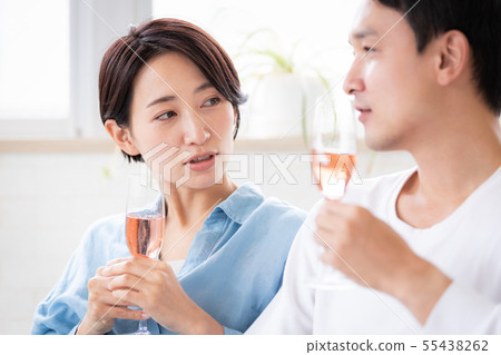 夫婦夫婦房子喝香檳 55438262