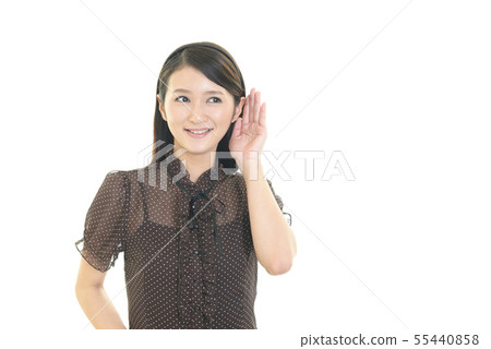一個女人抱著她的耳朵 一個女人抱著她的耳朵 55440858