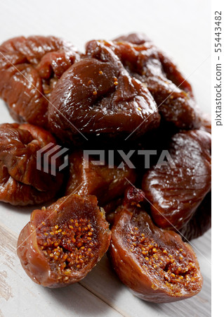 dried figs on white wooden table 55443482