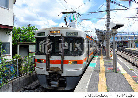 Series 313-3000 stops at Okaya Station on the Iida Line 55445126