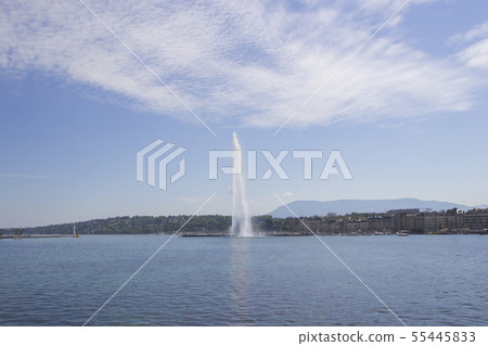 Jet fountain in the lake of Geneva, Switzerland. 55445833
