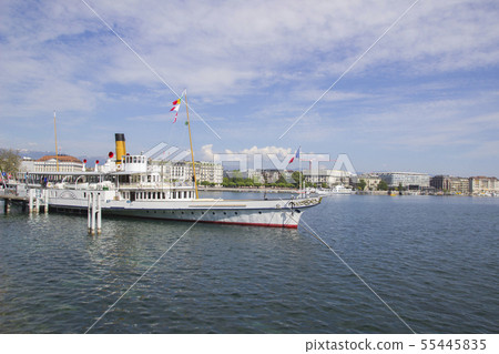 Geneva skyline with famous Jet od'Eau fountain 55445835
