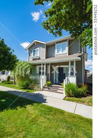 Main entrance of residential house with concrete 55449252